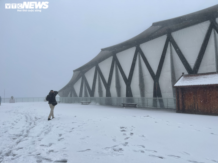 Ảnh: Tuyết rơi trắng xóa 'nóc nhà Đông Dương' khiến người dân ngỡ ngàng - 3