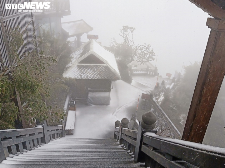 Ảnh: Tuyết rơi trắng xóa 'nóc nhà Đông Dương' khiến người dân ngỡ ngàng - 5