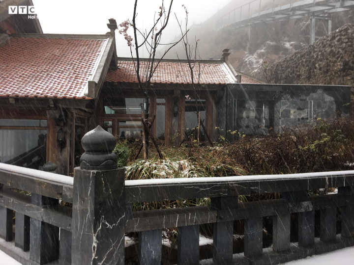 Ảnh: Tuyết rơi trắng xóa 'nóc nhà Đông Dương' khiến người dân ngỡ ngàng - 2