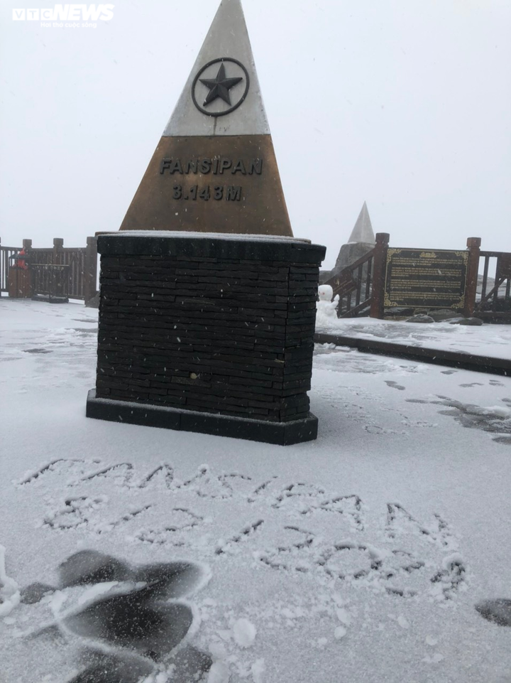 Ảnh: Tuyết rơi trắng xóa 'nóc nhà Đông Dương' khiến người dân ngỡ ngàng - 10