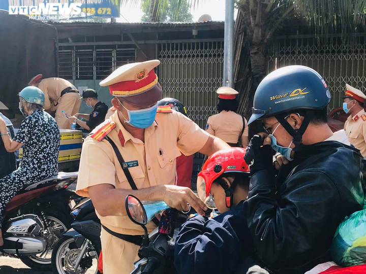 CSGT Đồng Nai phát khẩu trang, nước uống miễn phí cho người đi đường - 6
