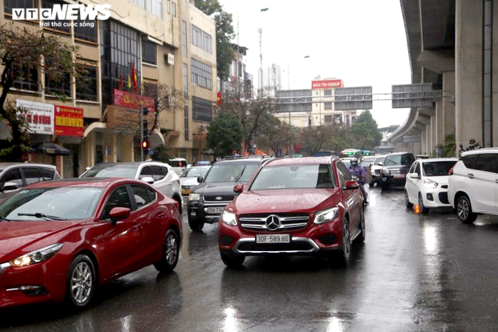 Ảnh: Bến xe vắng ngắt, dân ùn ùn rời Hà Nội về quê bằng xe máy - 5