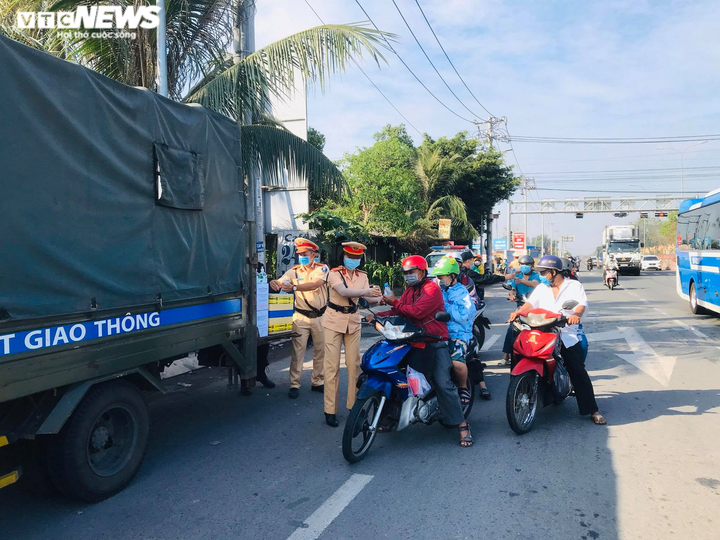 CSGT Đồng Nai phát khẩu trang, nước uống miễn phí cho người đi đường - 9