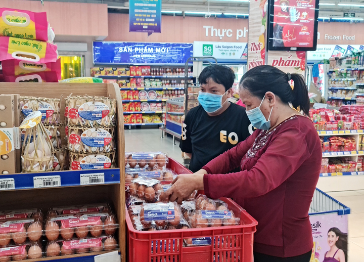 Co.opmart và Co.opXtra sức mua thực phẩm tăng, kích hoạt chế độ chống dịch - 1