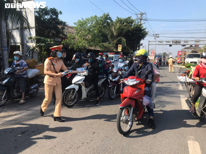 CSGT Đồng Nai phát khẩu trang, nước uống miễn phí cho người đi đường - 7