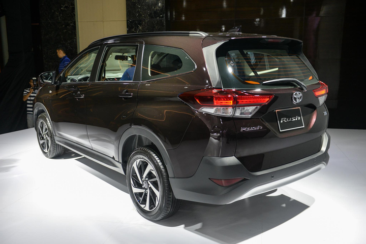 Những lựa chọn SUV 7 chỗ có giá lăn bánh dưới 1 tỷ đồng tại Việt Nam - 2