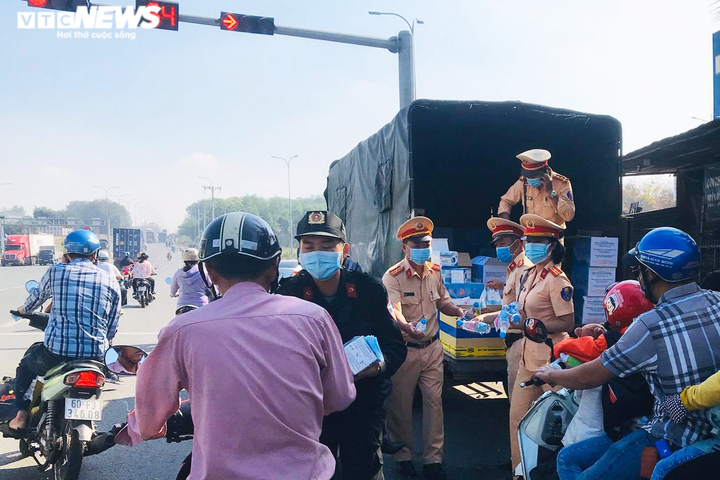 CSGT Đồng Nai phát khẩu trang, nước uống miễn phí cho người đi đường - 4