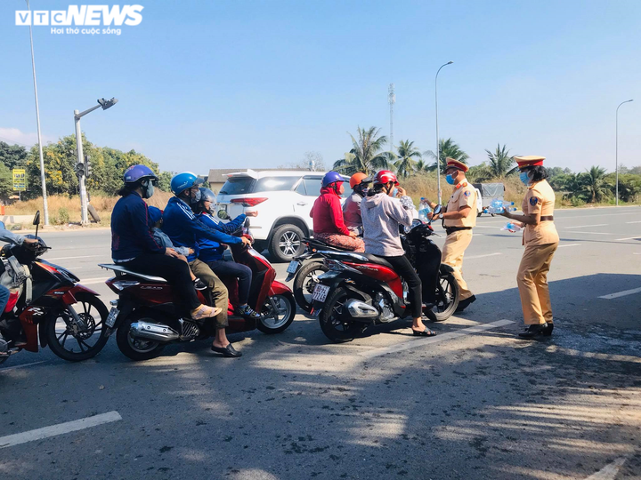 CSGT Đồng Nai phát khẩu trang, nước uống miễn phí cho người đi đường - 8