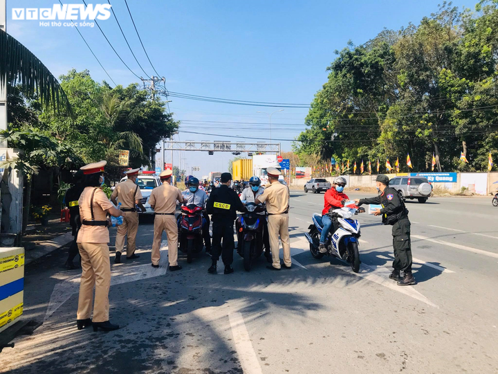 CSGT Đồng Nai phát khẩu trang, nước uống miễn phí cho người đi đường - 3