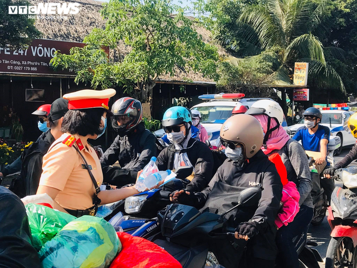 CSGT Đồng Nai phát khẩu trang, nước uống miễn phí cho người đi đường - 5
