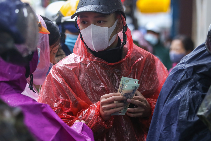 Đội mưa xếp hàng mua giò chả, bánh chưng - 8