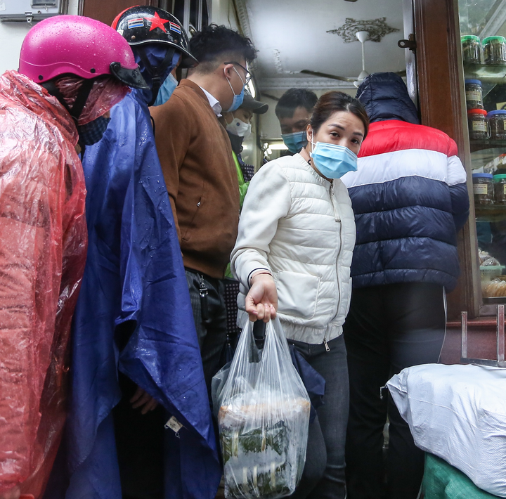 Đội mưa xếp hàng mua giò chả, bánh chưng - 9