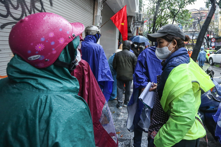 Đội mưa xếp hàng mua giò chả, bánh chưng - 10