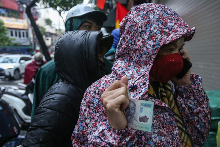 Đội mưa xếp hàng mua giò chả, bánh chưng - 11