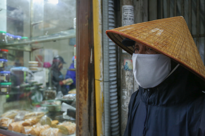 Đội mưa xếp hàng mua giò chả, bánh chưng - 12