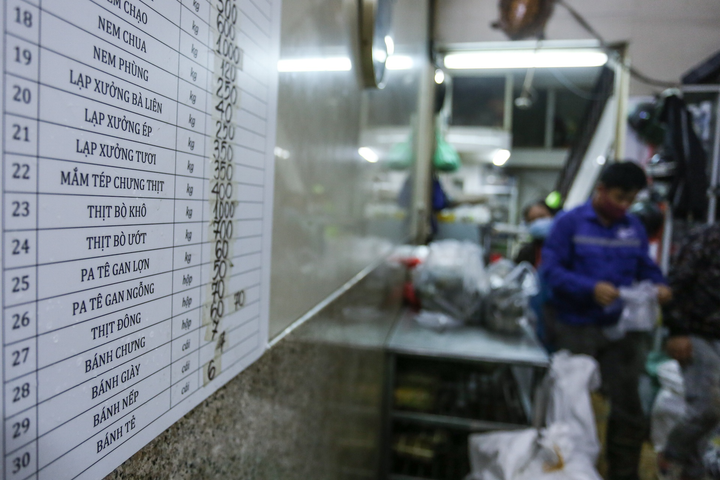 Đội mưa xếp hàng mua giò chả, bánh chưng - 5