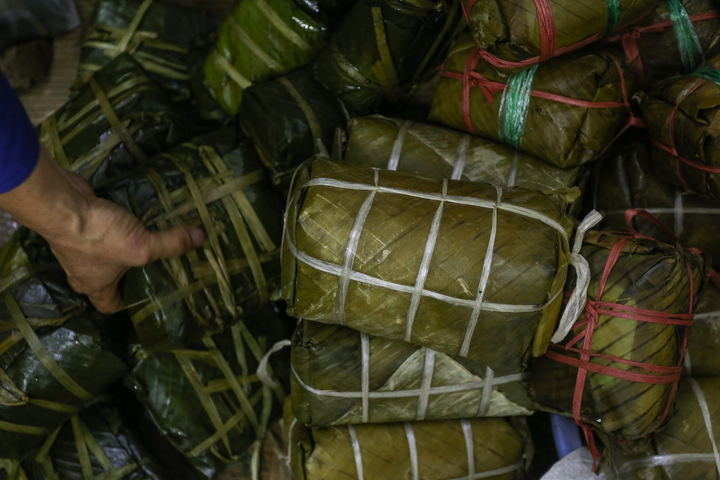 Đội mưa xếp hàng mua giò chả, bánh chưng - 6