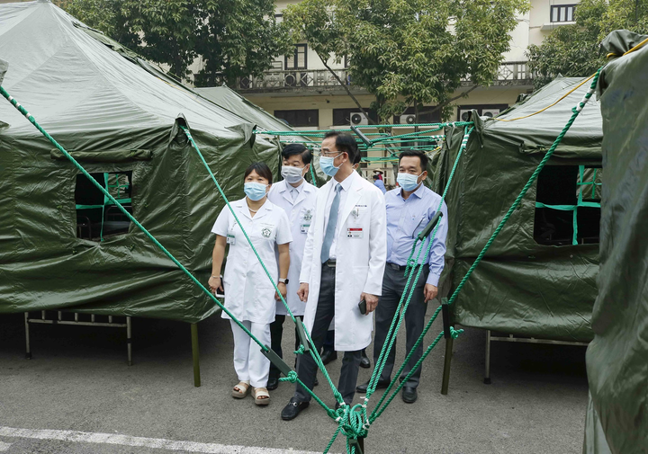 Cận cảnh bệnh viện dã chiến Bạch Mai xây dựng trong 4 giờ - 3