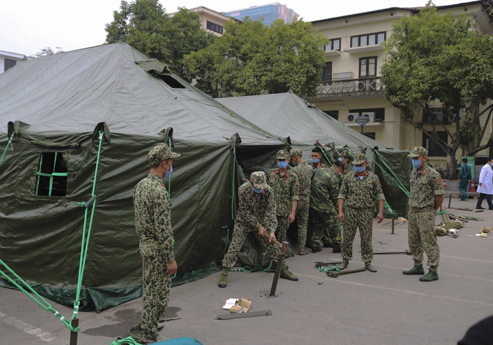 Cận cảnh bệnh viện dã chiến Bạch Mai xây dựng trong 4 giờ - 4