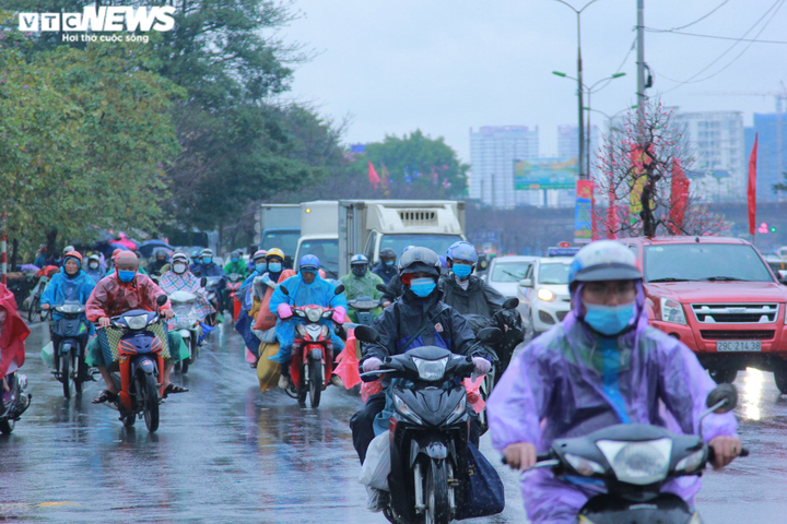 Ảnh: Bến xe vắng ngắt, dân ùn ùn rời Hà Nội về quê bằng xe máy - 1