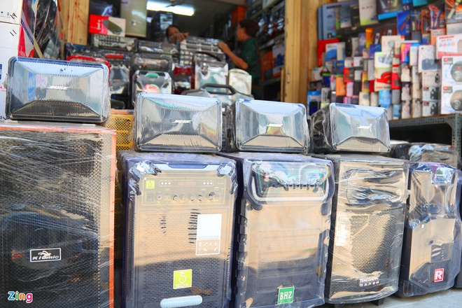 Loa kéo di động, micro karaoke đắt hàng cận Tết - 1