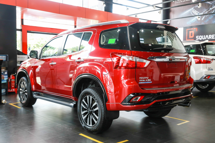 Những lựa chọn SUV 7 chỗ có giá lăn bánh dưới 1 tỷ đồng tại Việt Nam - 15