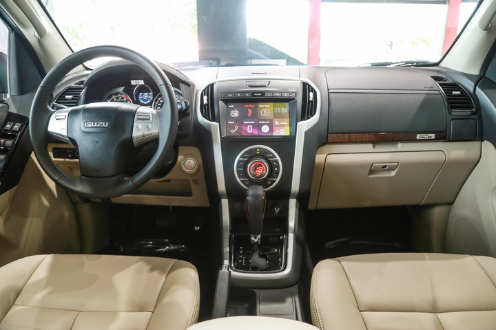 Những lựa chọn SUV 7 chỗ có giá lăn bánh dưới 1 tỷ đồng tại Việt Nam - 16