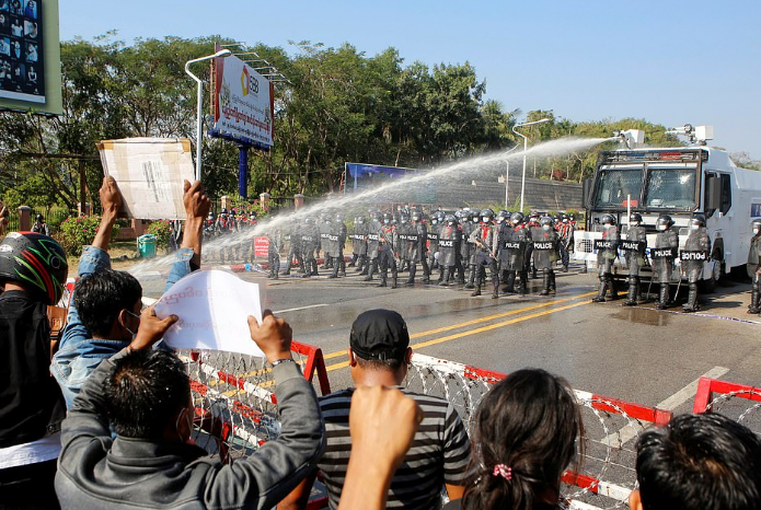 Cảnh sát Myanmar bắn đạn cao su vào người biểu tình - 1