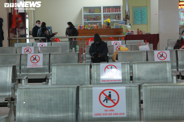 Ảnh: Bến xe vắng ngắt, dân ùn ùn rời Hà Nội về quê bằng xe máy - 10