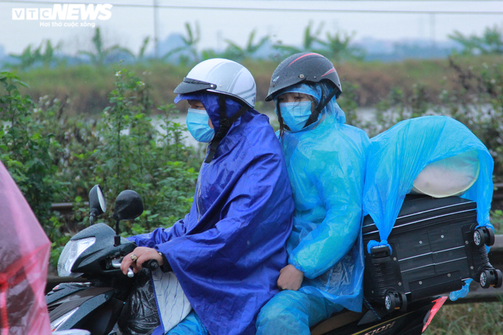 Ảnh: Bến xe vắng ngắt, dân ùn ùn rời Hà Nội về quê bằng xe máy - 4