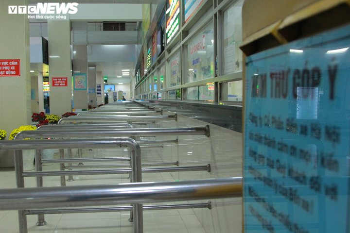 Ảnh: Bến xe vắng ngắt, dân ùn ùn rời Hà Nội về quê bằng xe máy - 11