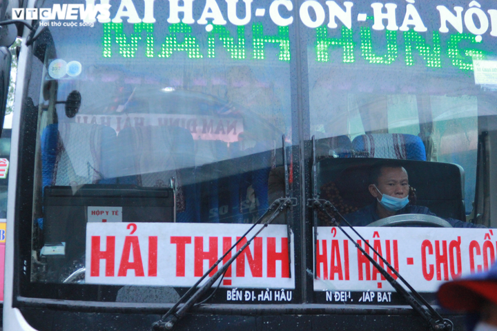 Ảnh: Bến xe vắng ngắt, dân ùn ùn rời Hà Nội về quê bằng xe máy - 12