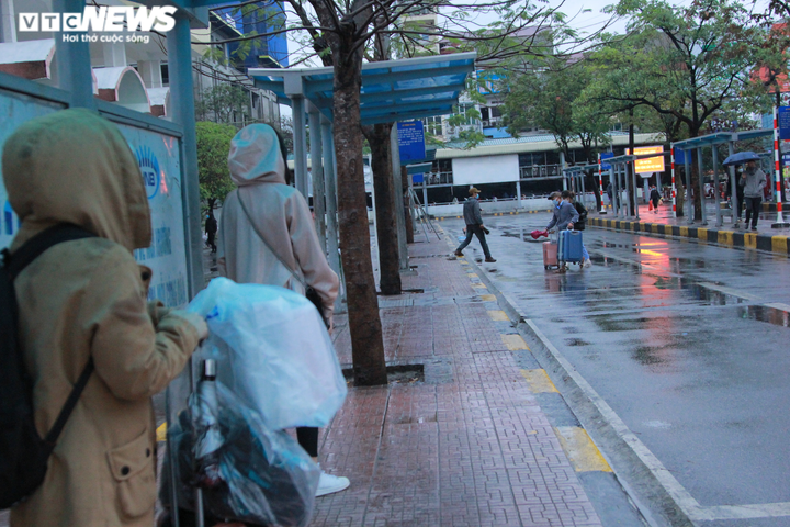 Ảnh: Bến xe vắng ngắt, dân ùn ùn rời Hà Nội về quê bằng xe máy - 13