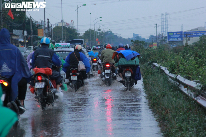 Ảnh: Bến xe vắng ngắt, dân ùn ùn rời Hà Nội về quê bằng xe máy - 2