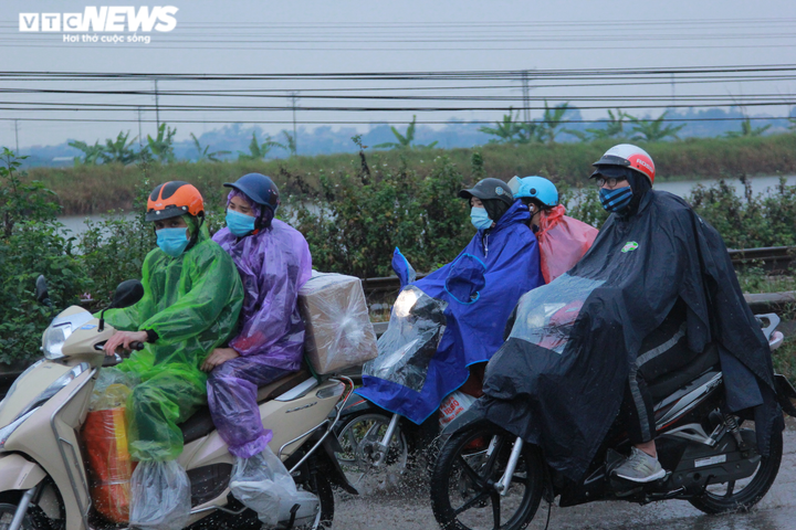 Ảnh: Bến xe vắng ngắt, dân ùn ùn rời Hà Nội về quê bằng xe máy - 3