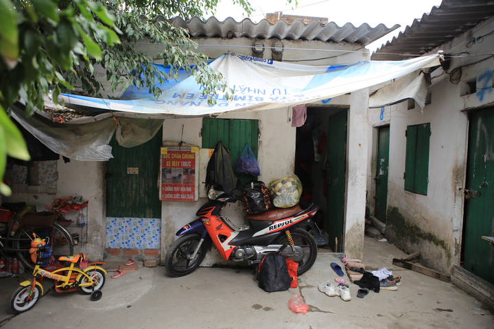 Bố đơn thân ôm con nhỏ mưu sinh: Người ta có nhà để về, bố con tôi có ai đâu - 1