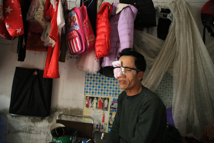 Bố đơn thân ôm con nhỏ mưu sinh: Người ta có nhà để về, bố con tôi có ai đâu - 2