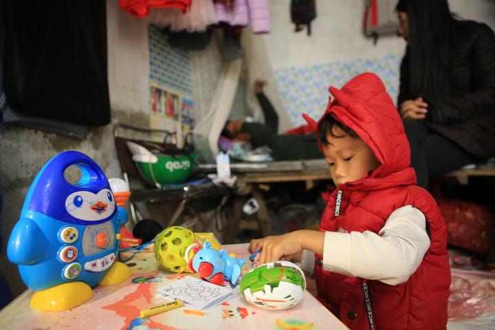 Bố đơn thân ôm con nhỏ mưu sinh: Người ta có nhà để về, bố con tôi có ai đâu - 3