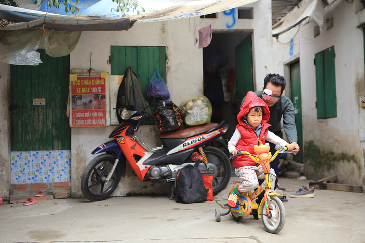 Bố đơn thân ôm con nhỏ mưu sinh: Người ta có nhà để về, bố con tôi có ai đâu - 4