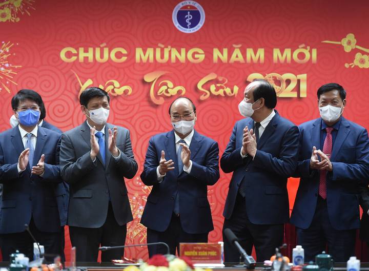 Thủ tướng: Bảo vệ chiến sĩ áo trắng trong cuộc chiến hiểm nguy với COVID-19 - 2