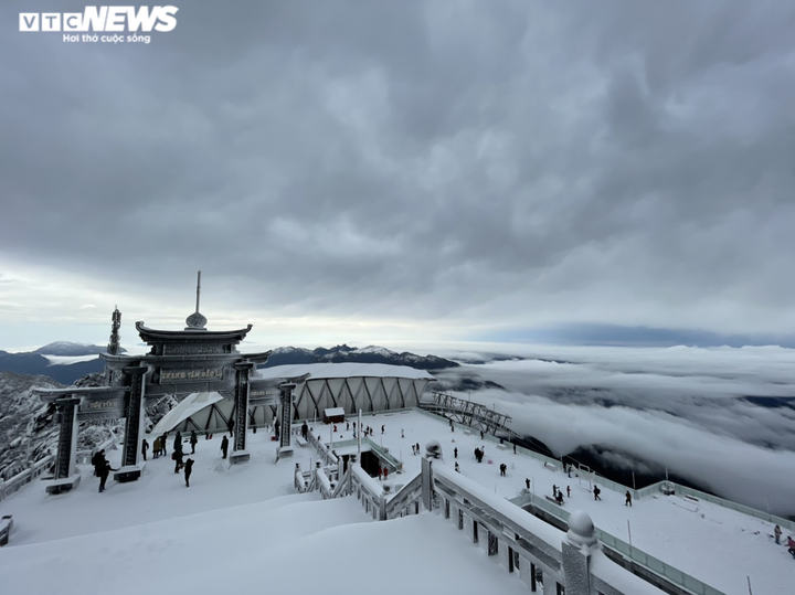 Du khách đổ xô lên đỉnh Fansipan ngắm tuyết phủ trắng ngày cuối năm - 3