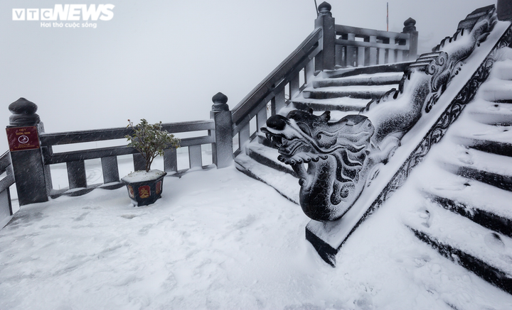 Du khách đổ xô lên đỉnh Fansipan ngắm tuyết phủ trắng ngày cuối năm - 14