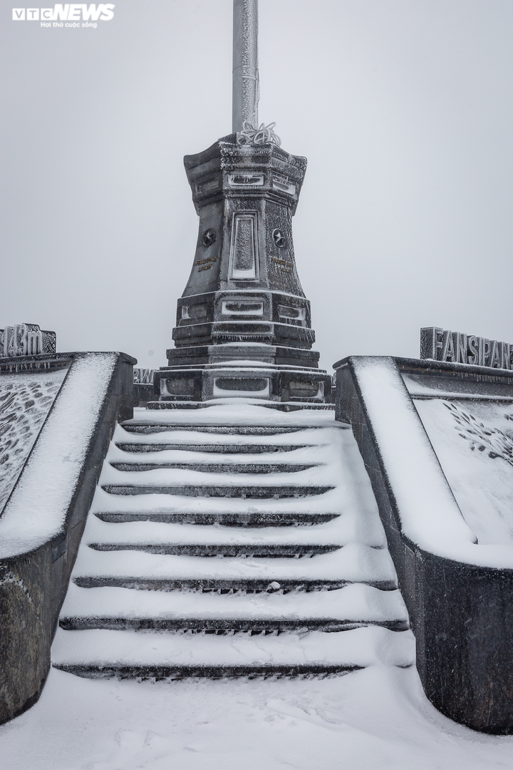 Du khách đổ xô lên đỉnh Fansipan ngắm tuyết phủ trắng ngày cuối năm - 15