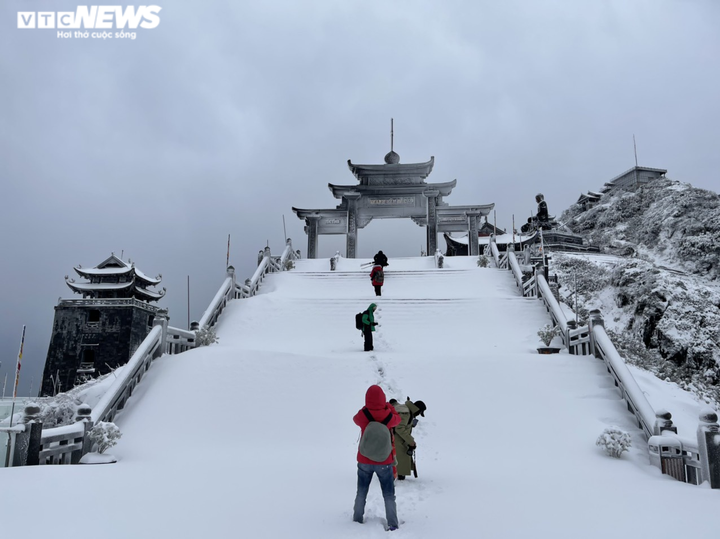 Du khách đổ xô lên đỉnh Fansipan ngắm tuyết phủ trắng ngày cuối năm - 10