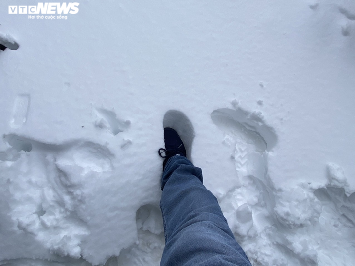 Du khách đổ xô lên đỉnh Fansipan ngắm tuyết phủ trắng ngày cuối năm - 11