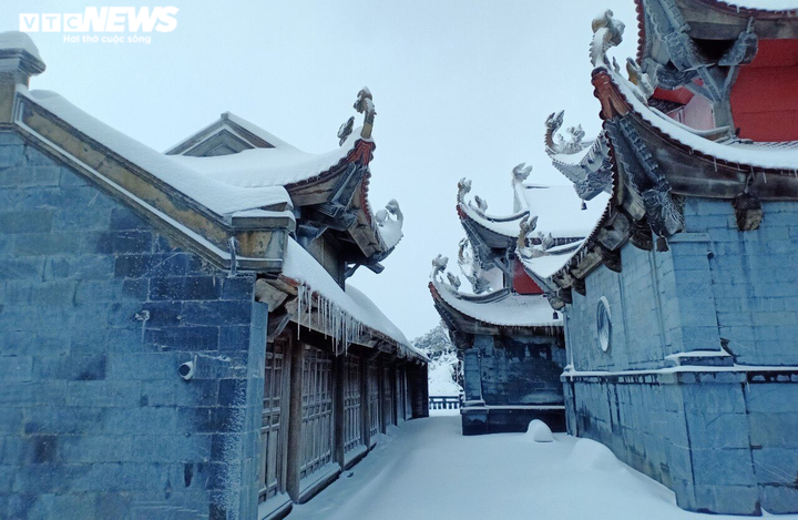 Du khách đổ xô lên đỉnh Fansipan ngắm tuyết phủ trắng ngày cuối năm - 8