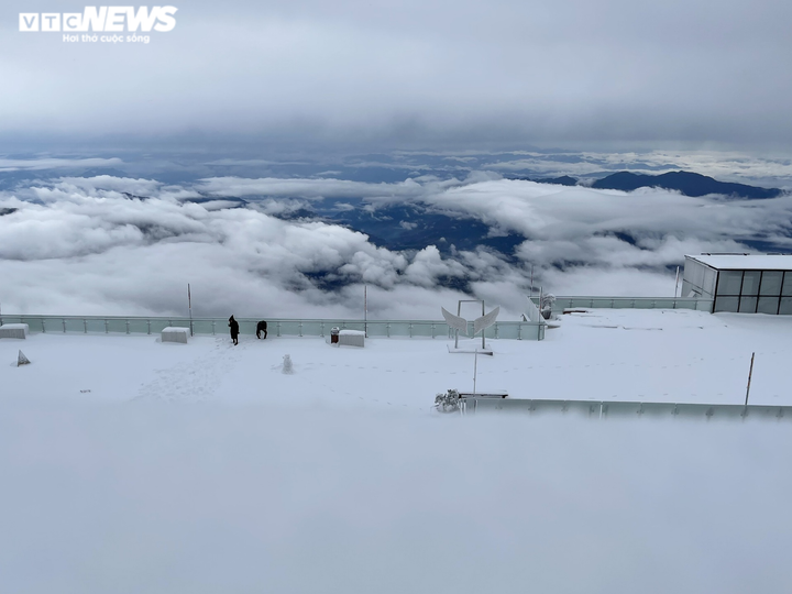 Du khách đổ xô lên đỉnh Fansipan ngắm tuyết phủ trắng ngày cuối năm - 20
