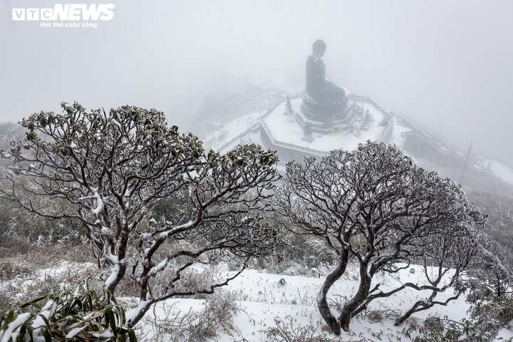 Du khách đổ xô lên đỉnh Fansipan ngắm tuyết phủ trắng ngày cuối năm - 5