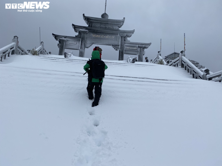 Du khách đổ xô lên đỉnh Fansipan ngắm tuyết phủ trắng ngày cuối năm - 2