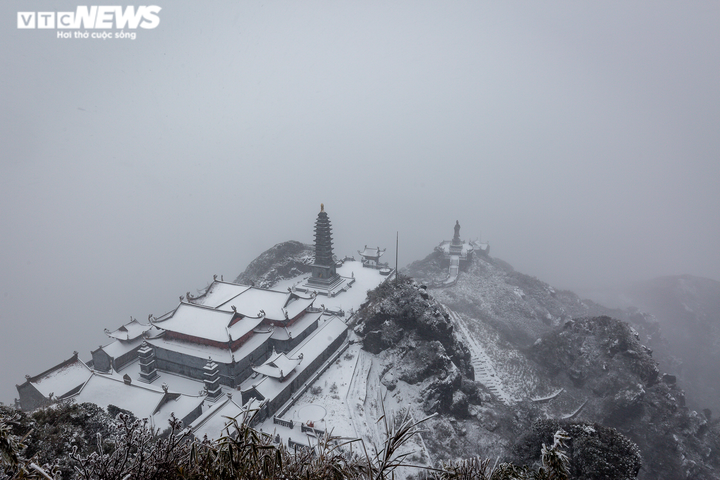 Du khách đổ xô lên đỉnh Fansipan ngắm tuyết phủ trắng ngày cuối năm - 4